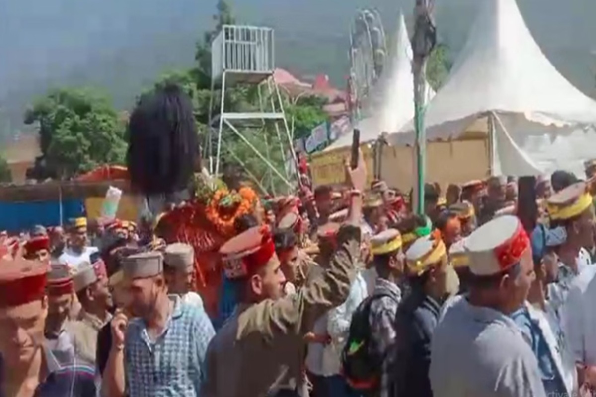 Kullu Dussehra Controversy: दशहरे में तहसीलदार की सरेआम पिटाई, इस गलती पर गुस्साए लोग, सोशल मीडिया पर वीडियो वायरल