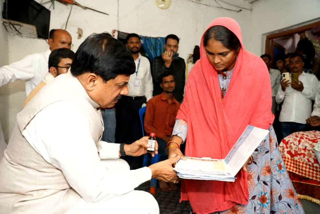 MP News, Chhindwara Coldrif syrup case, Madhya Pradesh drug ban news, Coldrif syrup side effects, CM Mohan Yadav on Chhindwara case, Drug controller transfer MP, Tikamgarh drug scandal, Coldrif syrup banned MP, Chhindwara pediatric drug case, Tamil Nadu drug control alert, CDSCO Coldrif investigation, Chhindwara medicine recall, Coldrif syrup deaths MP, Pediatric medicine ban MP, MP government drug crackdown, Coldrif syrup FIR action