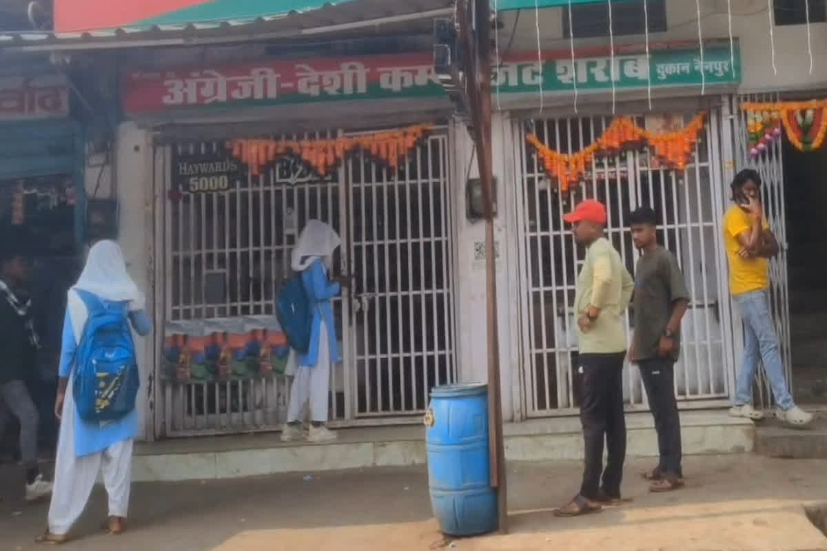 Mandla News: स्कूली छात्राओं को शराब बेचते पकड़ा गया, सोशल मीडिया पर शराब दुकान की तस्वीर वायरल, प्रशासन ने  दिए जांच के निर्देश