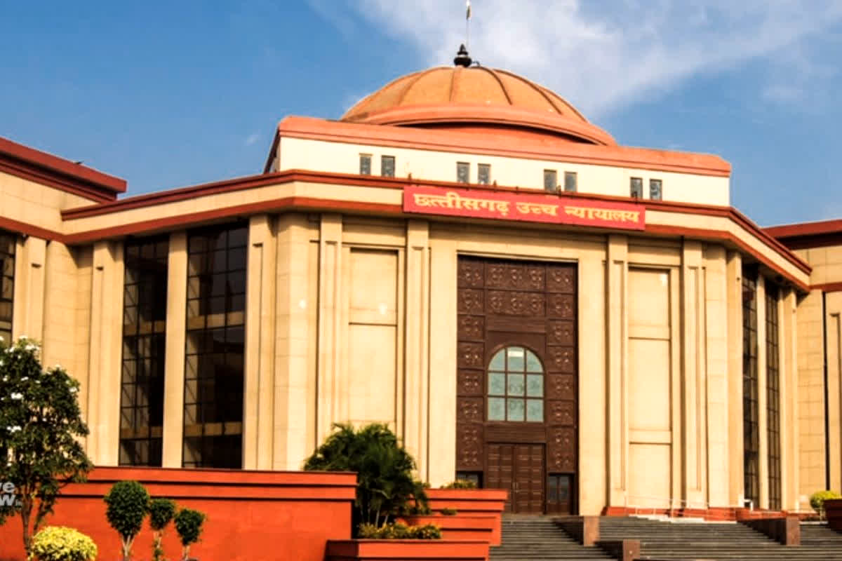 Mekahara Hospital Raipur: प्रदेश के सबसे बड़े अस्पताल में अव्यवस्था का आलम! एक ही बेड पर 2 प्रसूताएँ और शिशु, हाईकोर्ट ने स्वतः संज्ञान लेकर कह दी ये बड़ी बात