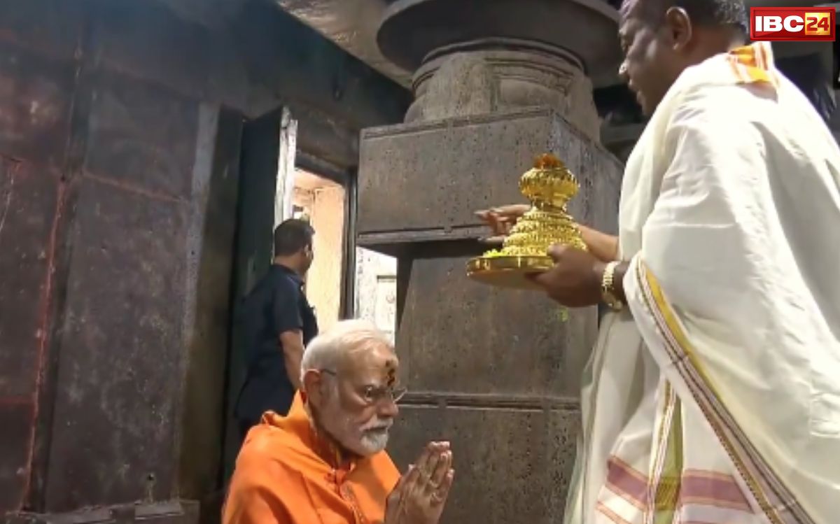 PM Modi Andhra Pradesh Tour: सीएम चंद्रबाबू नायडू के आमंत्रण पर आंध्र प्रदेश पहुंचे पीएम मोदी, भगवा पहनकर भक्ति में लीन दिखे पीएम…और भी कुछ खास…