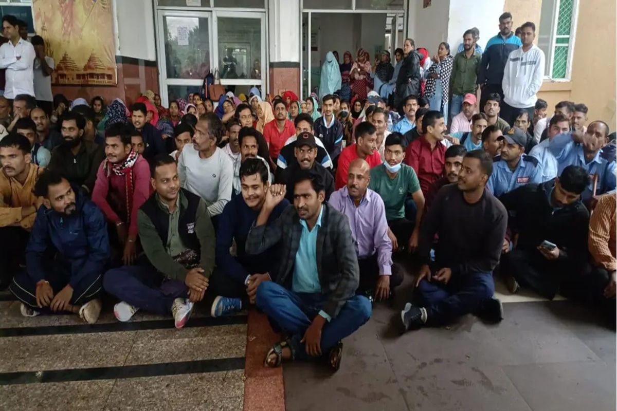 Outsourced Employees Protest: अब आउटसोर्स कर्मचारियों ने खोला मोर्चा, इन मांगों को लेकर कर रहे अनिश्चितकालीन प्रदर्शन, अस्पतालों में चरमराई व्यवस्था