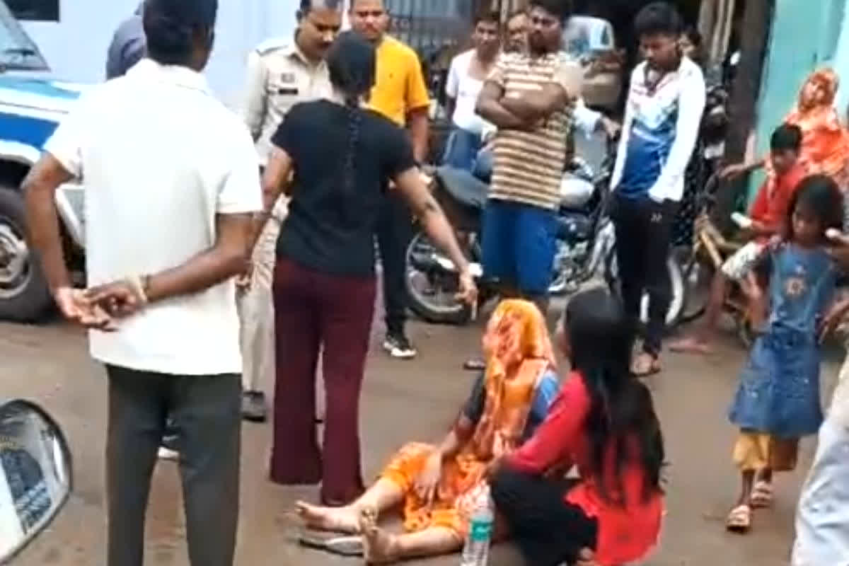 Raipur Crime News: रायपुर में दिनदहाड़े महिला पर हमला! हथौड़े से सिर पर किया वार, सड़क पर खून से लथपथ पड़ी रही