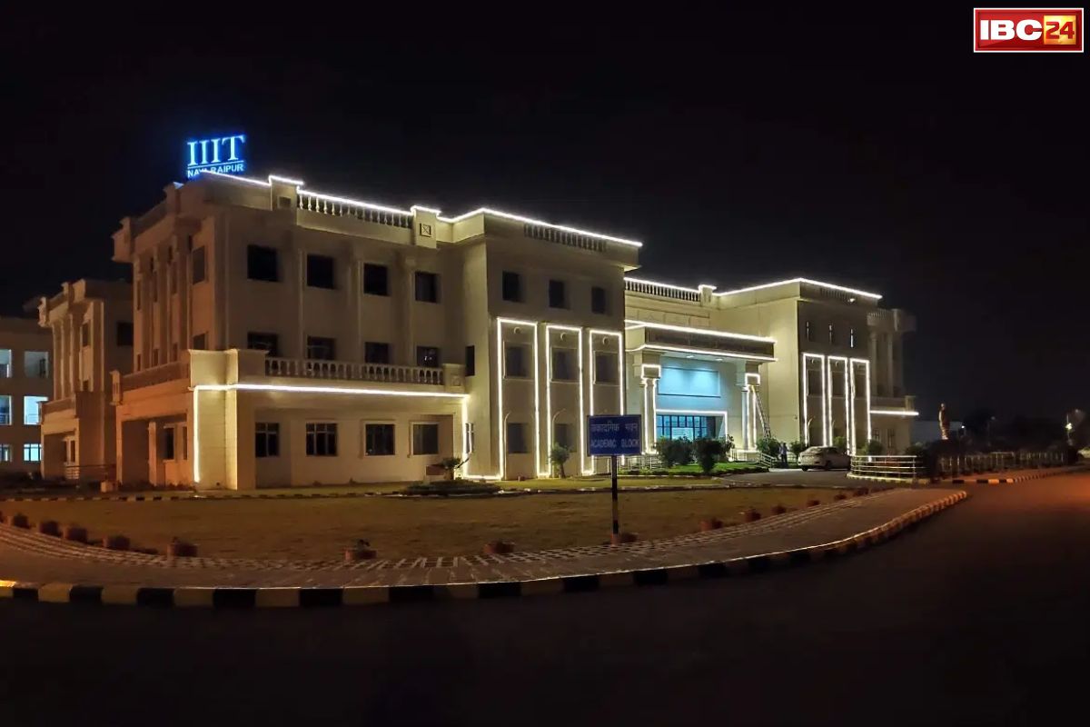 Raipur IIIT News: रायपुर के ट्रिपल IT में युवतियों की अश्लील तस्वीरें बनाने का मामला.. डायरेक्टर OP व्यास के दफ्तर पहुंची पुलिस, आरोपी छात्र सस्पेंड..