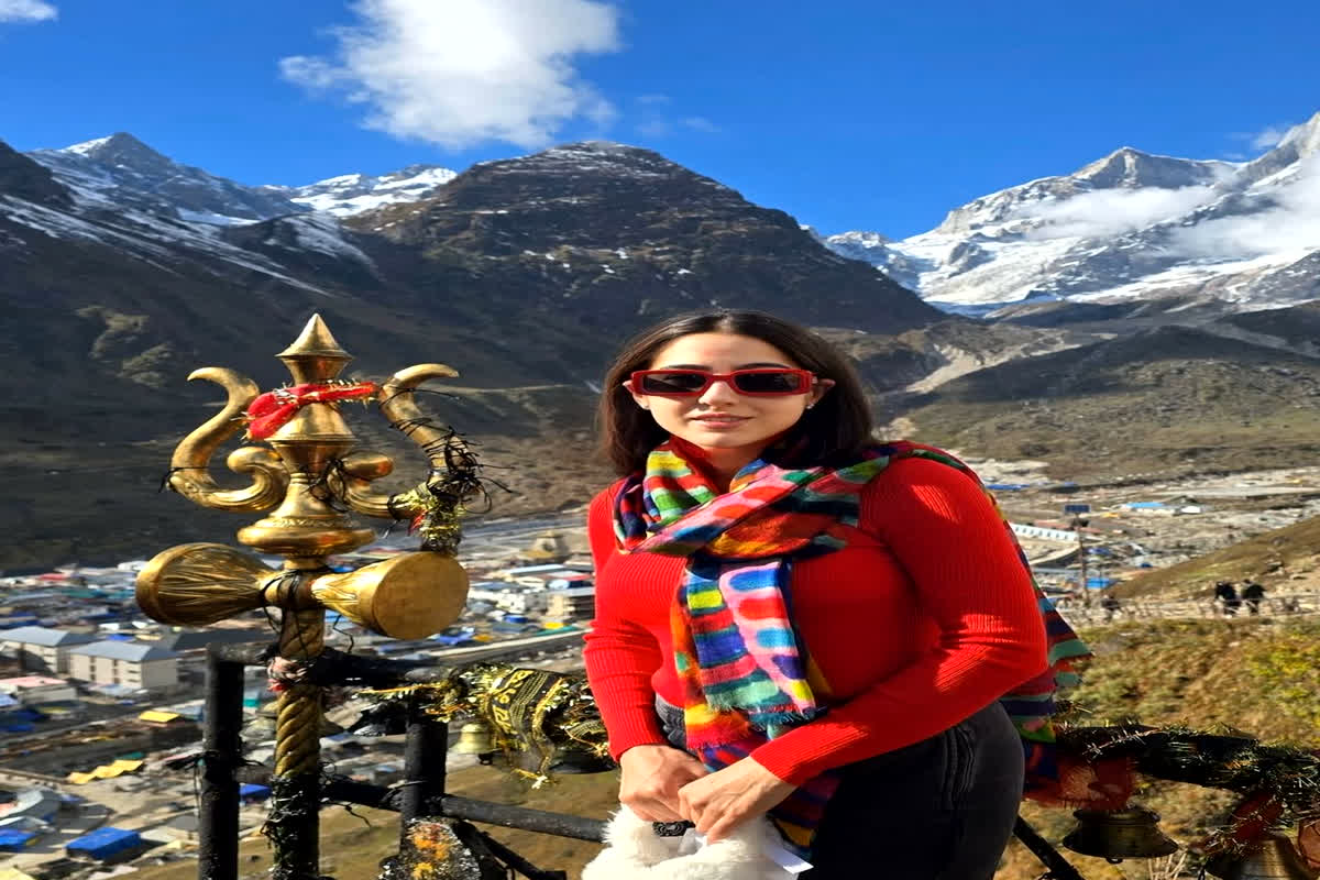 Sara Ali Khan in Kedarnath: मुंबई के शोर से दूर केदारनाथ पहुंची सारा, साथ ही किया ये बड़ा खुलासा भी… देखें तस्वीरें