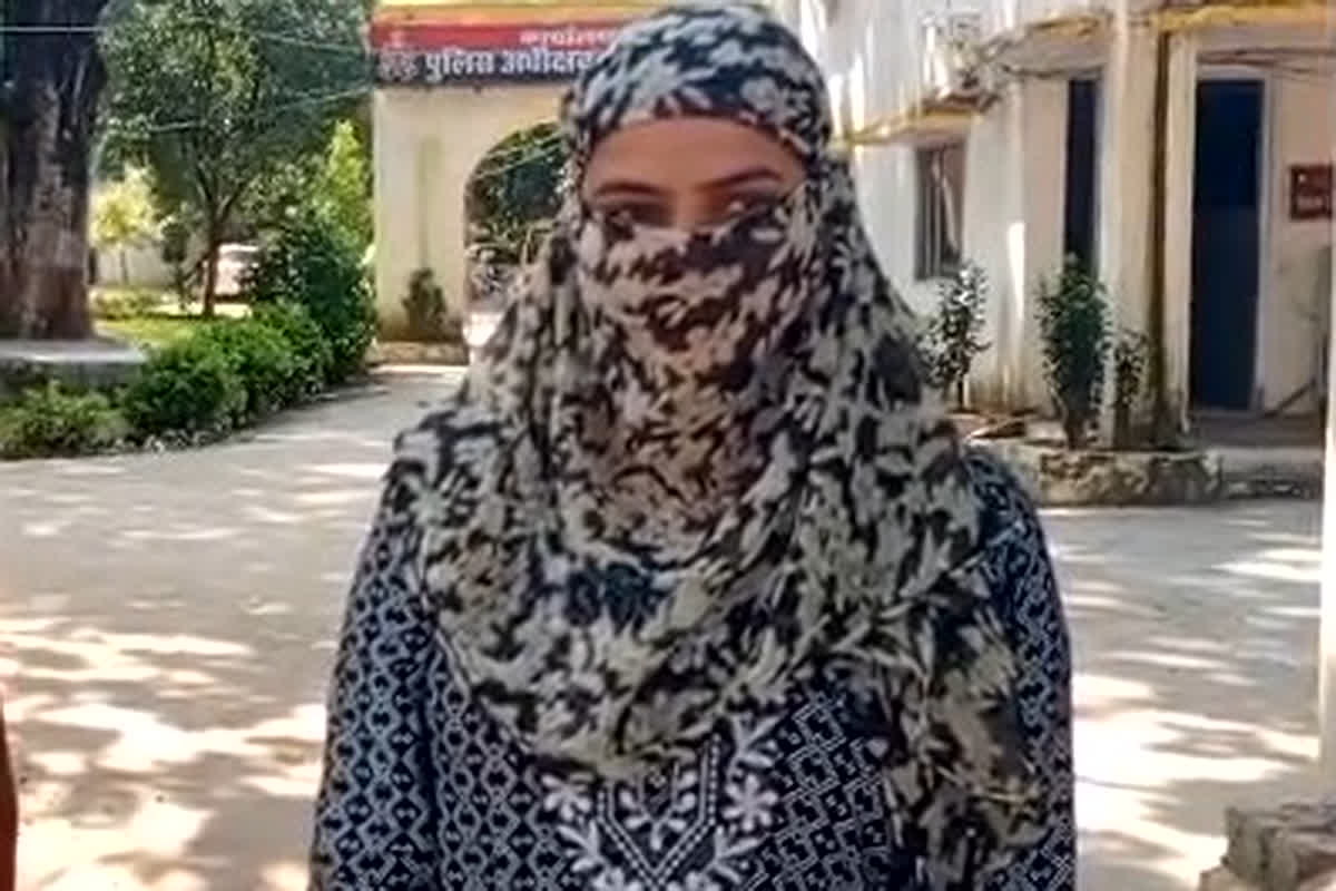 RaeBareli News: सिरफिरे आशिक की करतूत से परेशान युवती, SP से लगाई न्याय की गुहार, प्रेमिका की फोटो के साथ वायरल कर रहा अश्लील पोस्ट