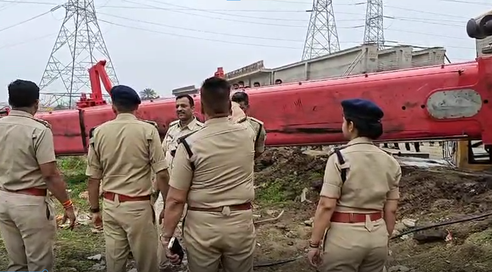 Dhar Accident News : निर्माणाधीन रेलवे ओवरब्रिज पर बड़ी लापरवाही, अनियंत्रित होकर नीचे गिरी क्रेन, दो लोगों की मौत