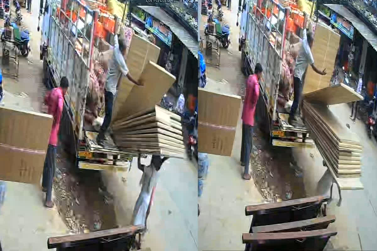 Singrauli News: मुख्य बाजार में दर्दनाक हादसा, ट्रक से भारी लकड़ी का गट्ठर अधेड़ व्यक्ति पर गिरा, CCTV में कैद हुआ पूरा मंजर