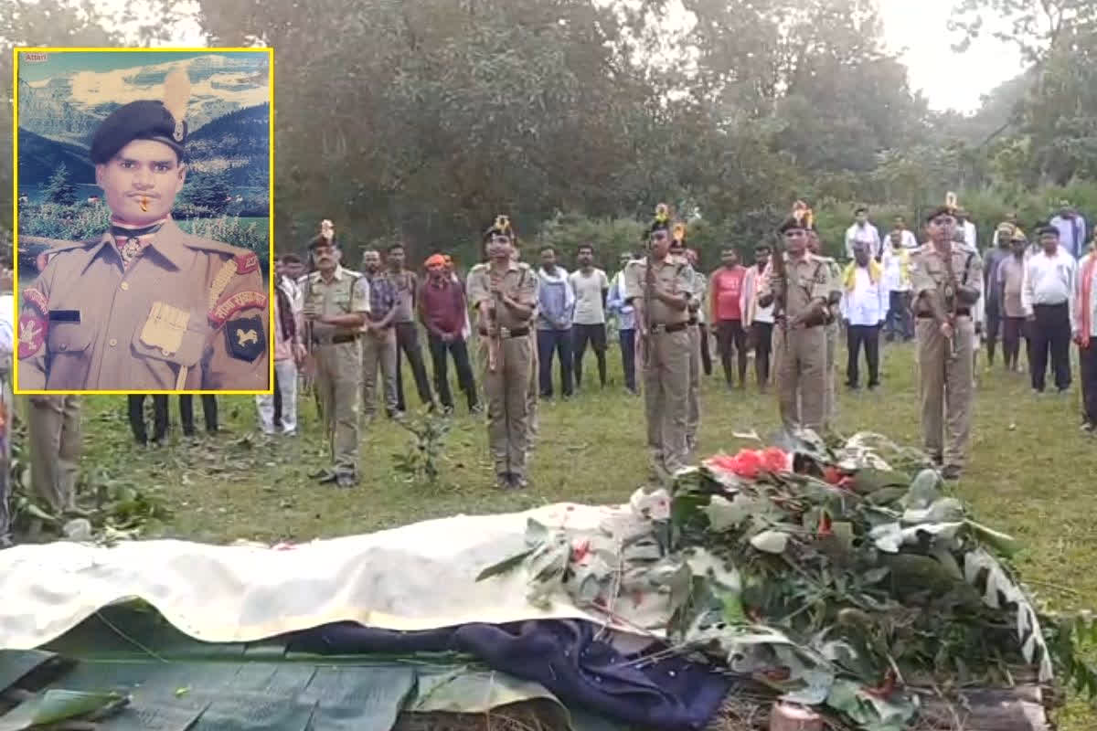 Umaria News: छुट्टी पर घर लौट रहे BSF जवान की ट्रेन में मौत, घर लौटा पार्थिव शरीर तो रो पड़ा पूरा गांव, राजकीय सम्मान के साथ हुआ अंतिम संस्कार