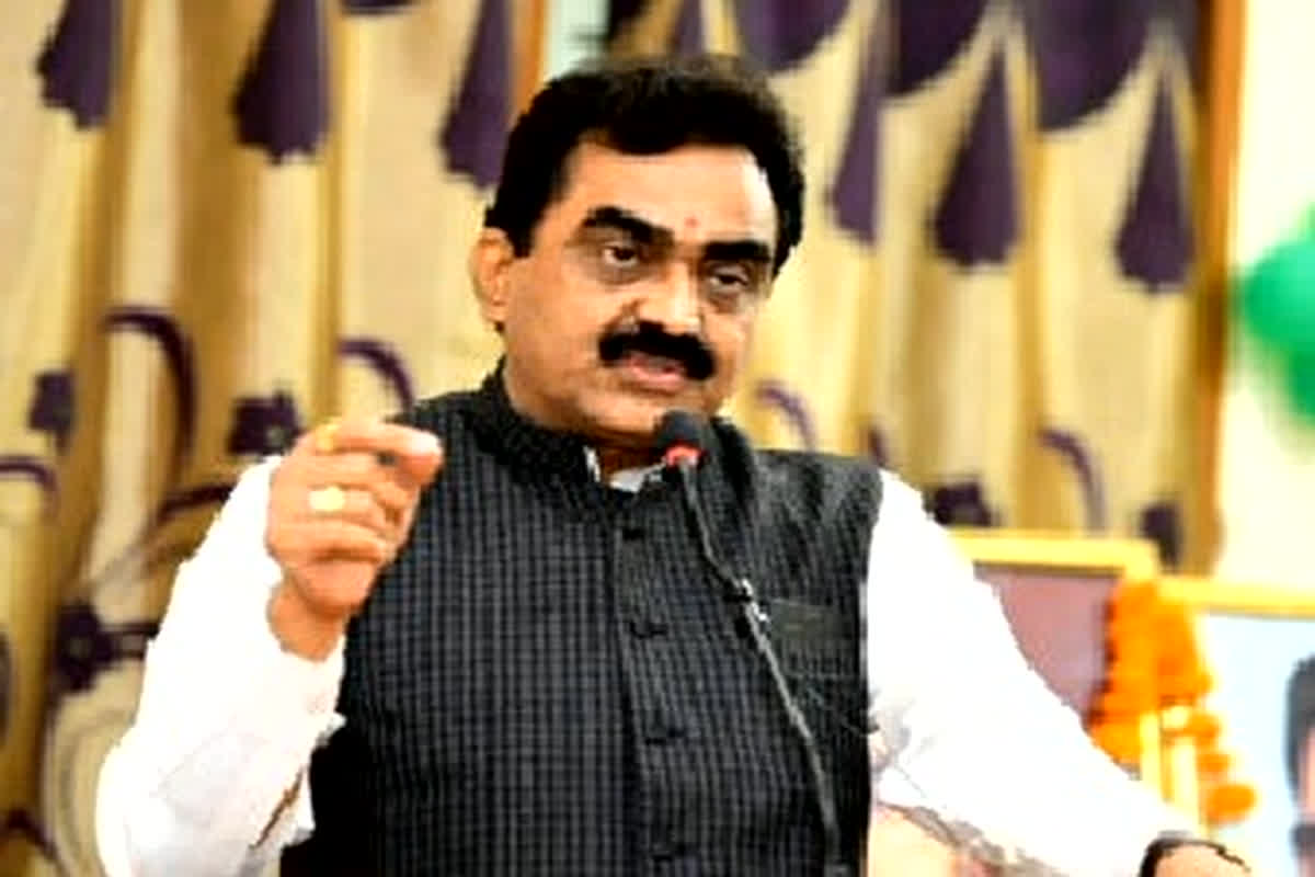 Jabalpur News: जबलपुर में विसर्जन जुलूस के दौरान भयानक हादसा… हाई टेंशन लाइन की चपेट में आकर दो की मौत, मंत्री राकेश सिंह पहुंचे अस्पताल