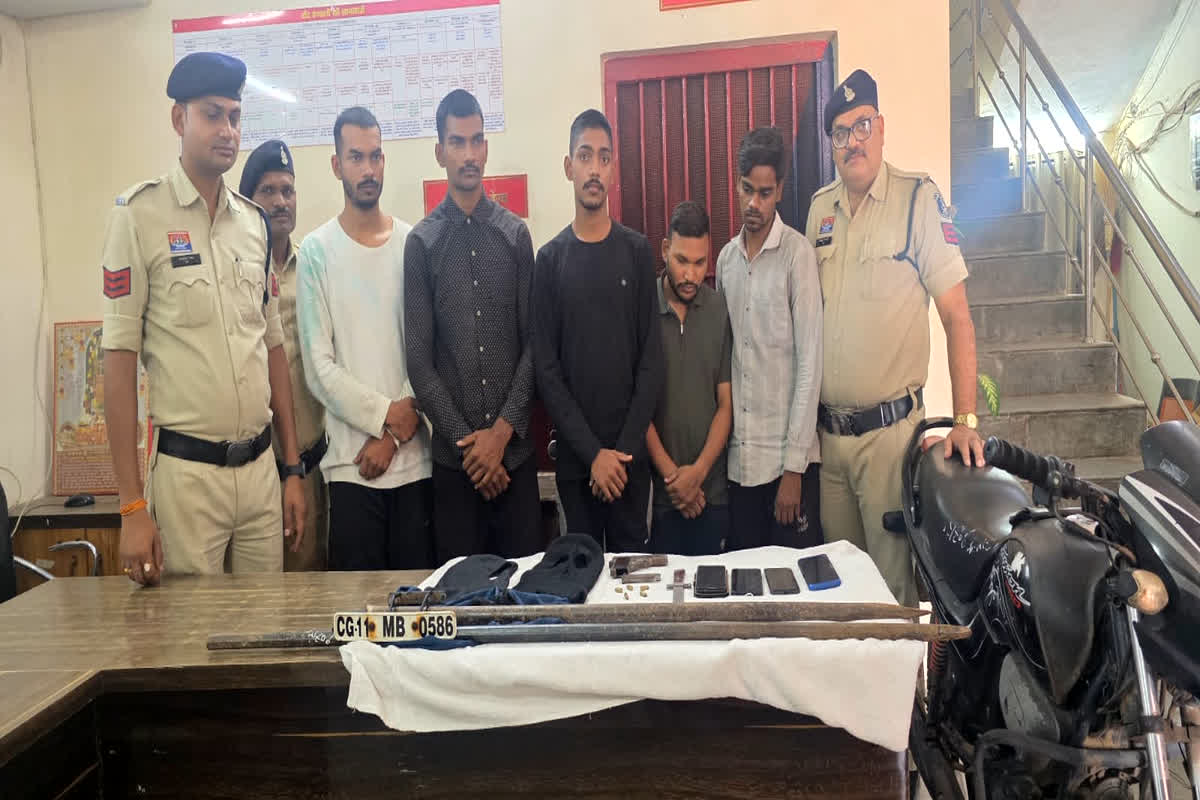 Janjgir Crime News: नकाबपोश बदमाशों ने की डकैती की कोशिश, पुलिस ने NSUI नगर अध्यक्ष समेत 5 आरोपी को किया गिरफ्तार