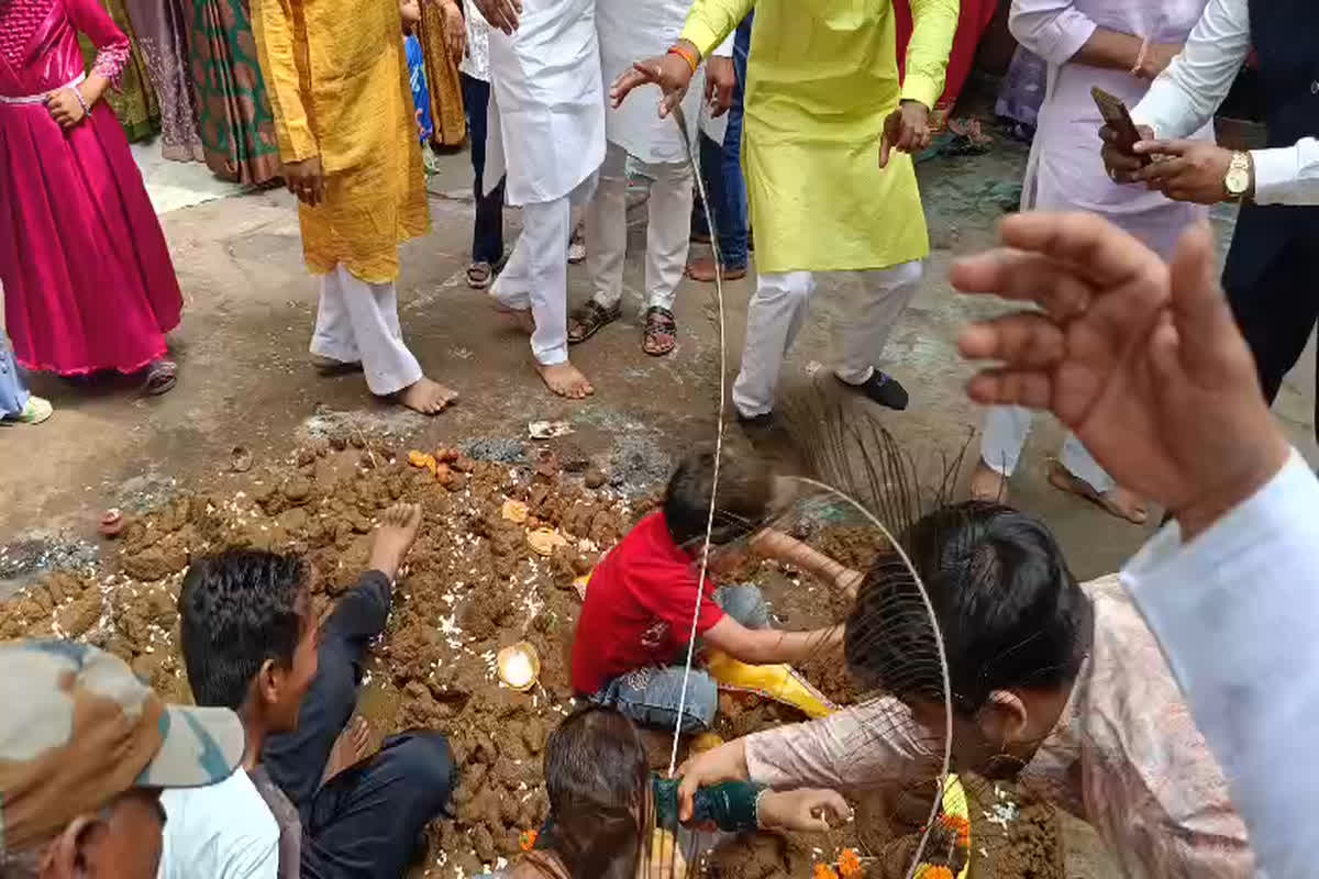 Govardhan Puja 2025: गवली समाज ने निभाई सैकड़ों साल पुरानी गोवर्धन पूजा परंपरा, बच्चों को लिटाकर मांगी दुआएं