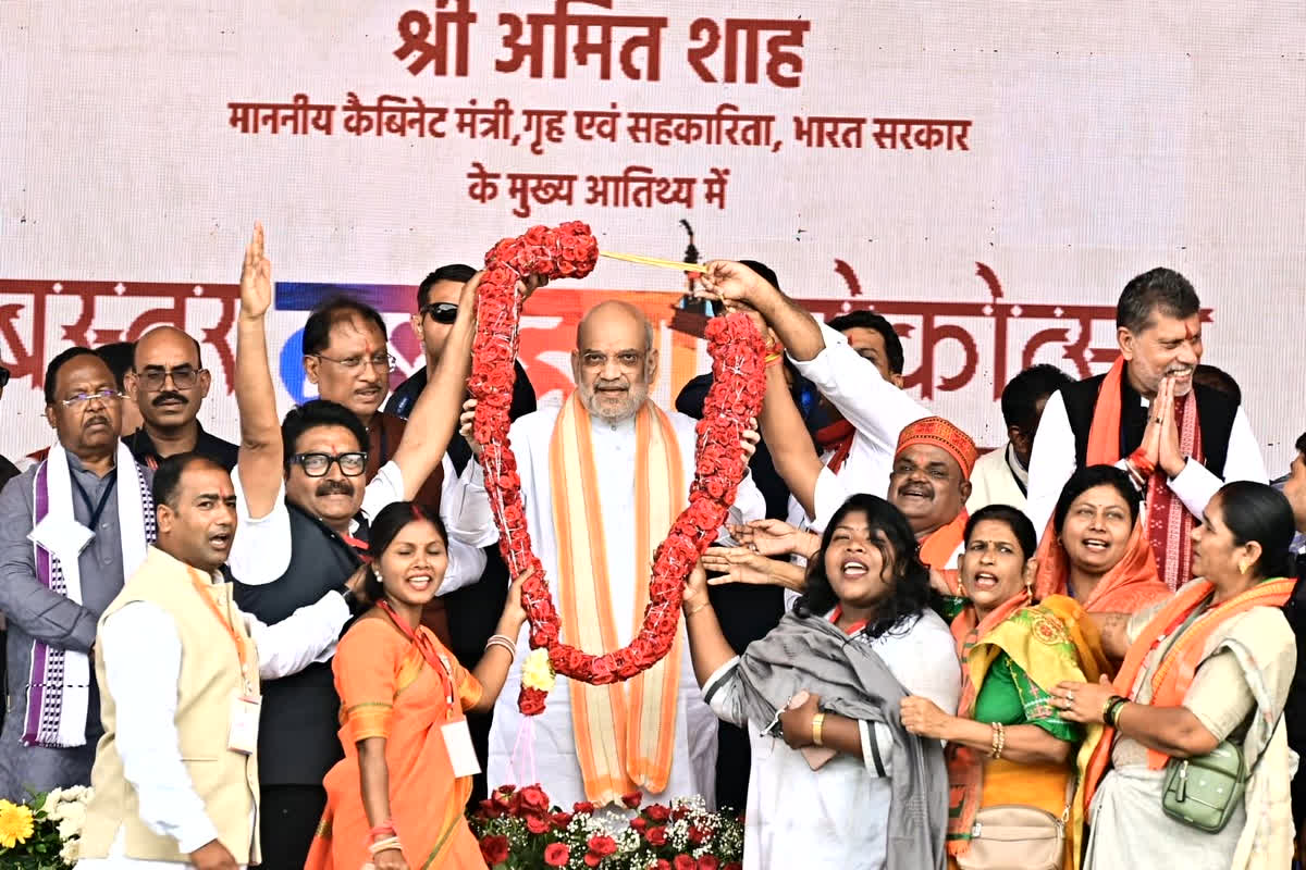 CG News: नक्सल-मुक्त हर गांव को मिलेगा 1 करोड़ रुपए, बस्तर दशहरा महोत्सव में अमित शाह बड़ा ऐलान, कहा- बस्तर से खत्म कर देंगे लाल आतंक