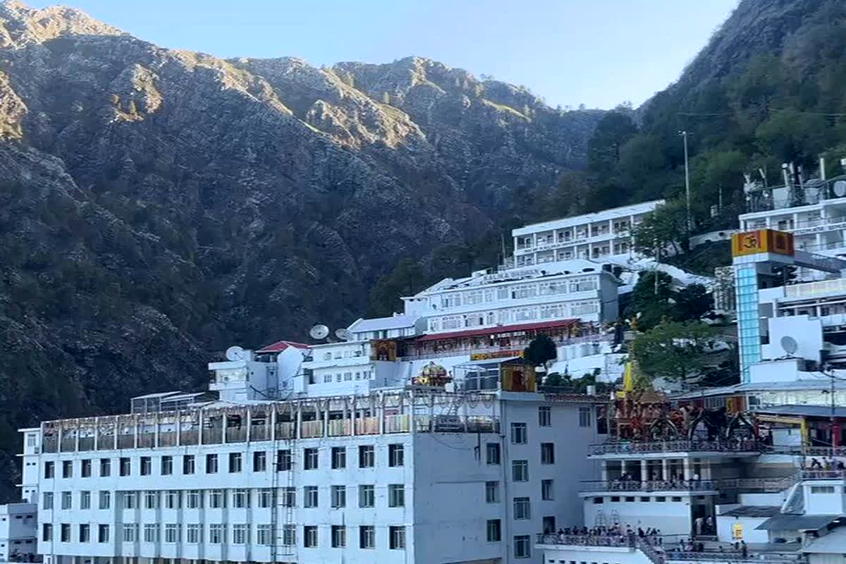Vaishno Devi Yatra: आज से वैष्णो देवी और शिवखोड़ी दोनों यात्राएं शुरू, कटरा में श्रद्धालुओं की भीड़…तीन दिन बाद फिर गूंजे जयकारे