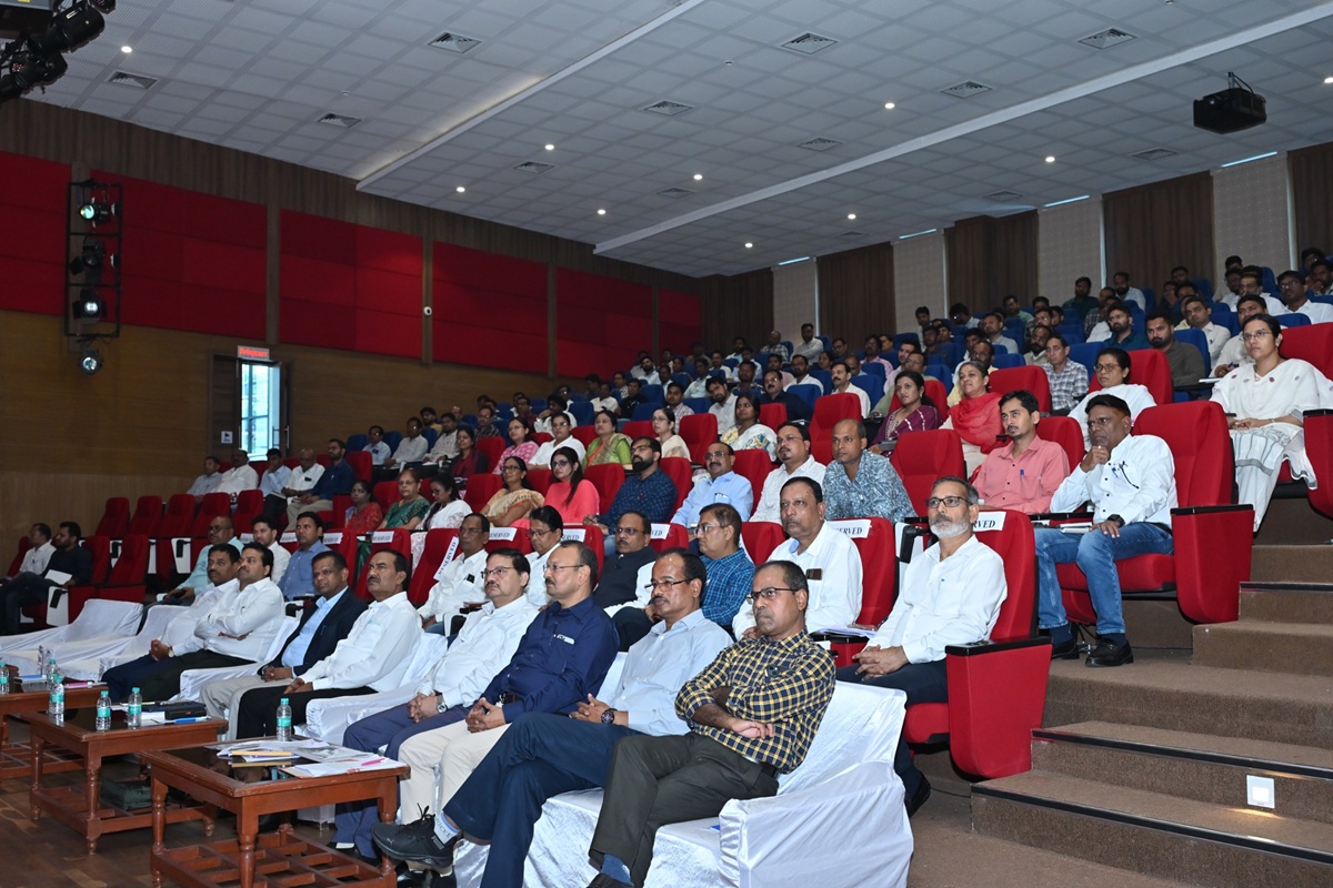 Raipur News: गृह निर्माण मंडल की गुणवत्ता जागरूकता कार्यशाला : आगामी महीनों में 1500 करोड़ की नई आवासीय योजनाओं के शुभारंभ की तैयारी