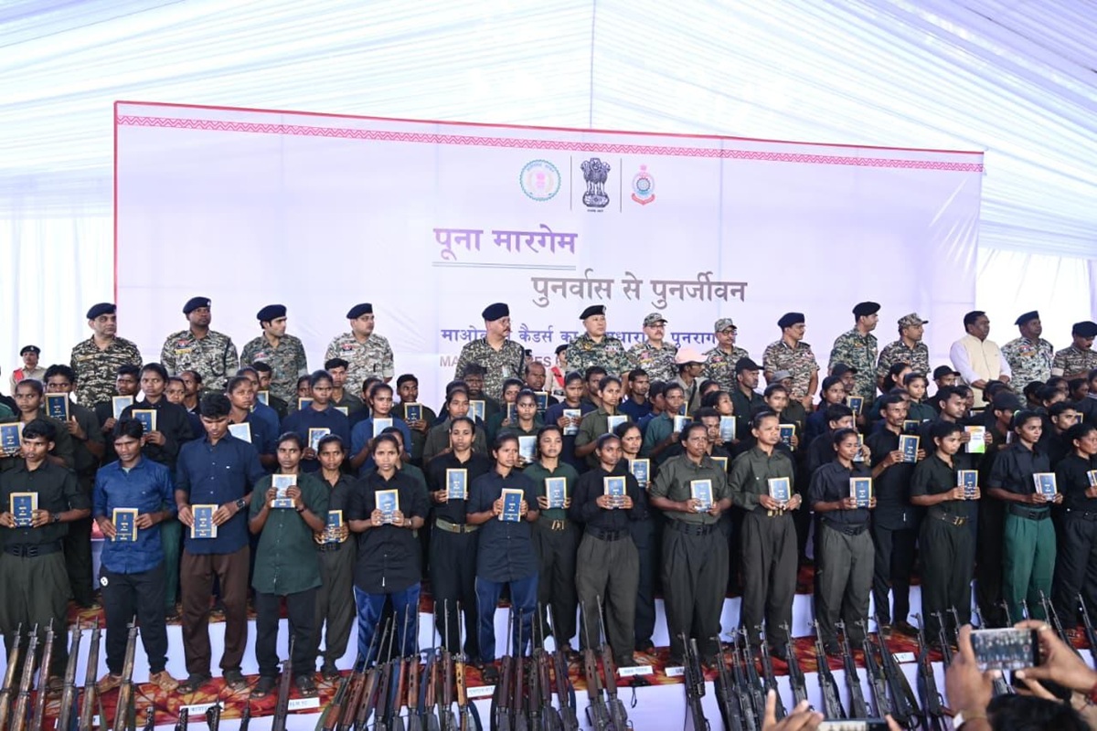 CG News: ‘पूना मारगेम – पुनर्वास से पुनर्जीवन’: दण्डकारण्य के 210 माओवादी कैडर समाज की मुख्यधारा में लौटे, रच दिया आत्मसमर्पण का इतिहास