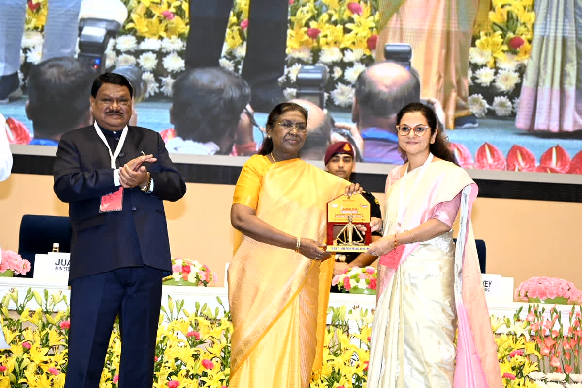 CG News: धरती आबा के आंगन से विज्ञान भवन तक-कोरिया की विकास गाथा को मिली राष्ट्रीय पहचान, राष्ट्रपति द्रौपदी मुर्मू ने कलेक्टर चंदन त्रिपाठी को किया सम्मानित