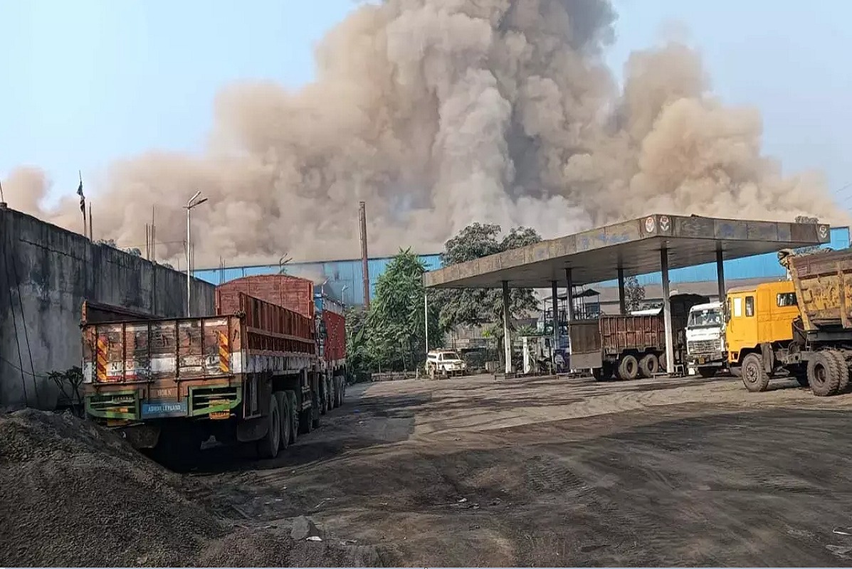 CG Raigarh Plant Accident: रायगढ़ के प्लांट में बड़ा हादसा, फर्नेस ब्लास्ट में 3 मजदूर गंभीर रुप से झुलसे, दो को किया गया रायपुर रेफर
