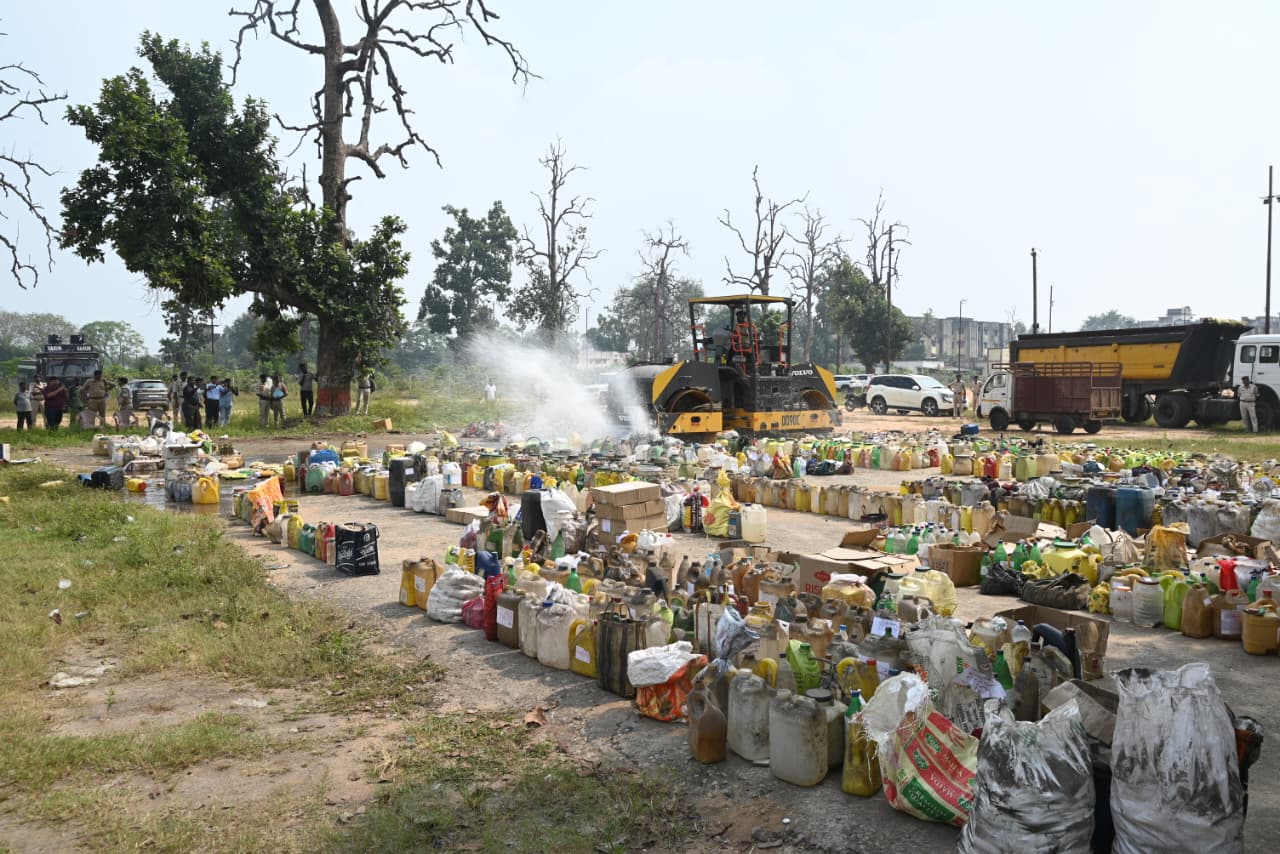 Korba News: कोरबा पुलिस ने जप्त की 21,372 लीटर शराब नष्ट की, कीमत 38 लाख से ज्यादा, महुआ, देशी और अंग्रेजी शराब सब खत्म