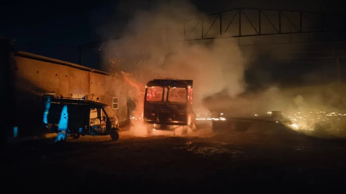 kanpur fire News: ऑयल फैक्ट्री में भीषण आगजनी के बाद इलाके में अफरातफरी, कई किलोमीटर दूर तक दिखने लगी आग की लपटें