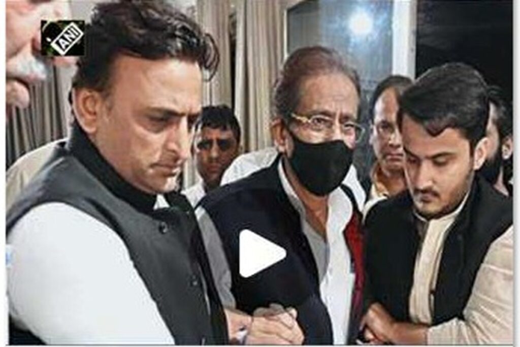 Akhilesh Yadav meets Azam Khan