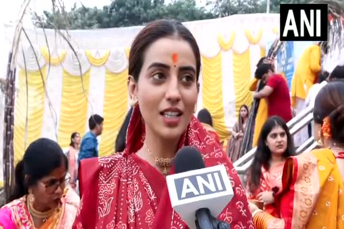 Akshara Singh Chhath Celebration: अस्तचलगामी सूर्य को अर्घ्य देने पहुंची भोजपुरी एक्ट्रेस अक्षरा सिंह, पारंपरिक अंदाज में गाया छठ गीत, देखें वीडियो