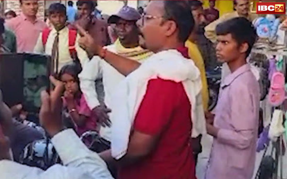 Balaghat News: बालाघाट में कांग्रेस नेता की खुलेआम गुंडागर्दी! IBC24 की खबर का असर,  स्मार्ट मीटर तोड़ने वाले नेता मनीष कुशवाह पर FIR…