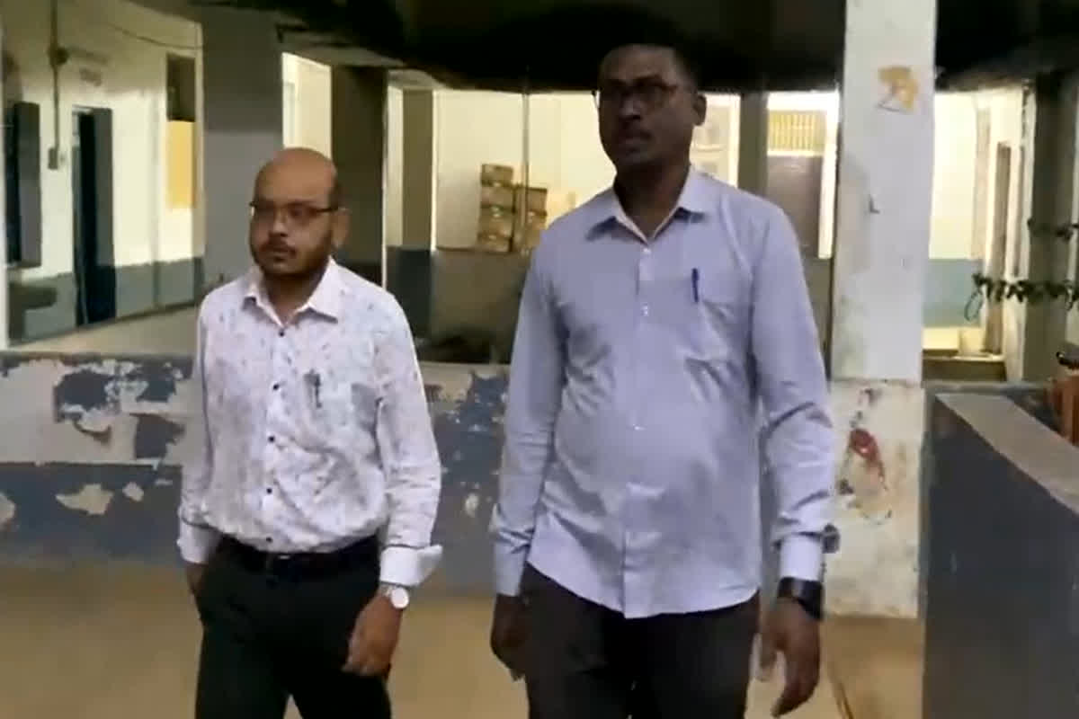 Balod News: एसीबी की टीम की बड़ी कार्रवाई, स्वास्थ्य विभाग के दो कर्मचारियों को रिश्वत लेते रंगे हाथों किया गिरफ्तार