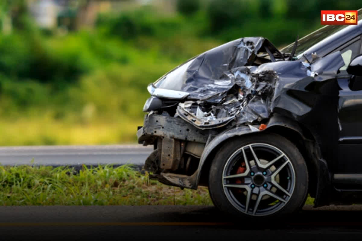 Bhilai Accident News: तेज रफ़्तार कार डिवाइडर से टकराकर ऊपर उछली, हादसे में कार सवार लोग की हालत खराब, फिर जो हुआ…