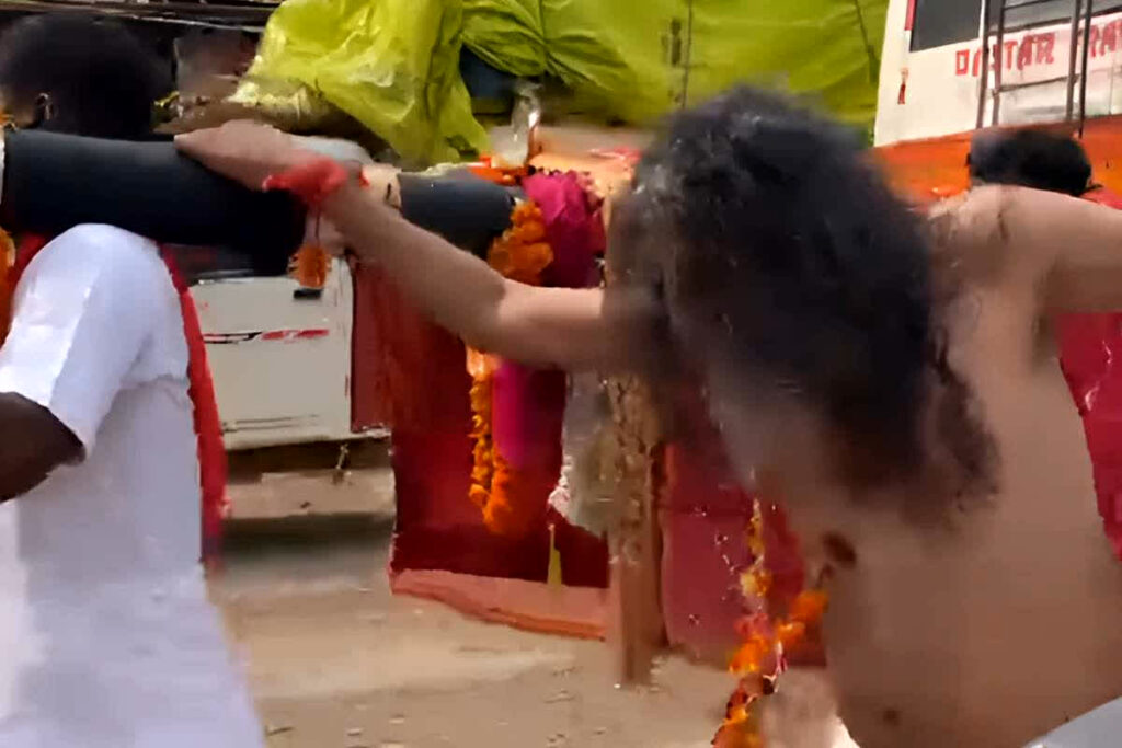 Bhojraj Nag Viral Video: जंवारा विसर्जन के दौरान भाजपा सांसद के शरीर पर सवार हुई देवी / Image: IBC24