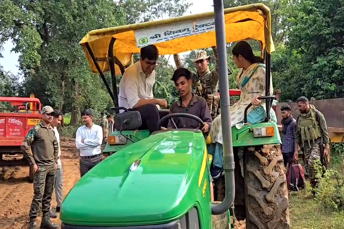 Bijapur News: नक्सलियों के गढ़ में कलेक्टर की दस्तक.. ट्रैक्टर और बाइक से पूरा किया घने जंगल का सफर, आप भी देखें वीडियो