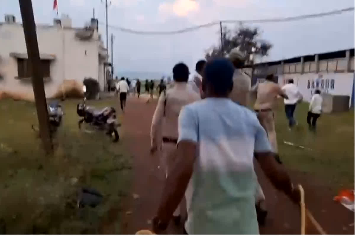 Kawardha News: कवर्धा में BJYM समर्थकों ने युवक कांग्रेस के कार्यकर्ताओं को दौड़ा-दौड़ाकर पीटा, देखती रही पुलिस, राहुल टिकरिहा को दिखाए थे काले झंडे