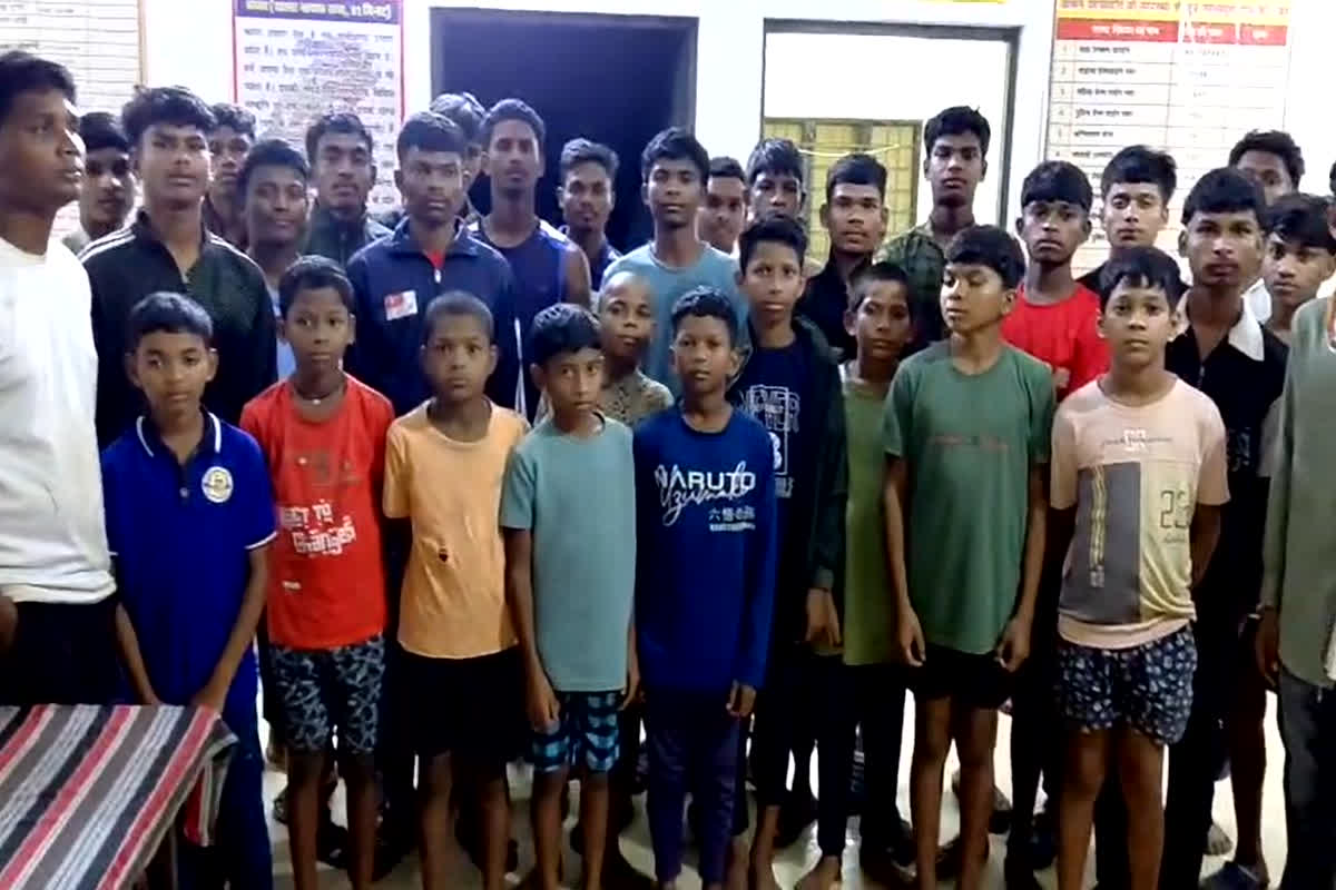 Bhanupratappur News: केवल दाल-भात से पेट भर रहे बच्चे, अंधेरे में कट रही रातें, इस छात्रावास के छात्रों ने खुद खोली अव्यवस्थाओं की पोल