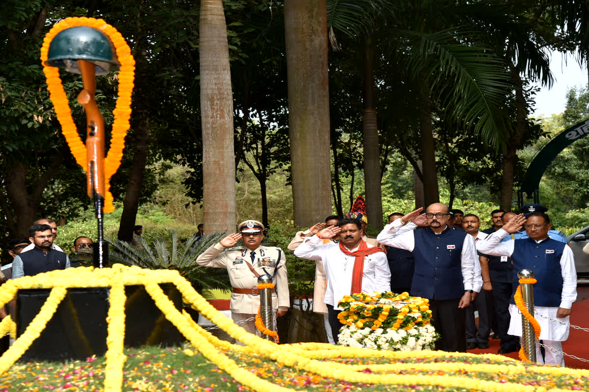 CG News: शहीद वाटिका पहुंचे राज्यपाल डेका और सीएम साय, अमर जवान स्तंभ पर शहीद जवानों को दी श्रद्धांजलि