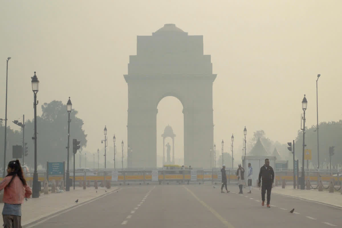 Delhi Pollution News: दिवाली की सुबह राजधानी वासियों के लिए आई बुरी खबर, AQI पहुंचा 400 के पार, विशेषज्ञों ने कही हैरान करने वाली बात