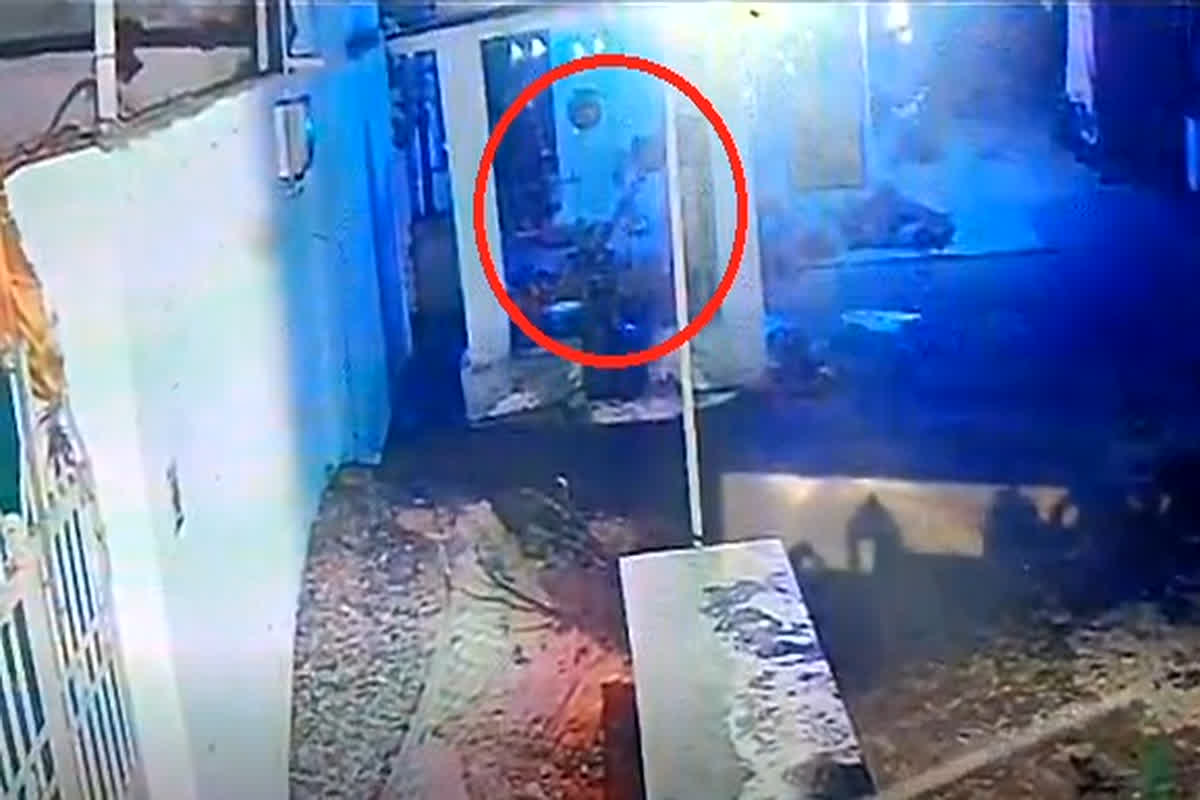 Dhamtari News: मंदिर में तोड़फोड़ कर गर्भगृह से शिवलिंग उठाकर ले गया युवक, अब कैमरे में कैद हुई वारदात, गांव में आक्रोश का माहौल