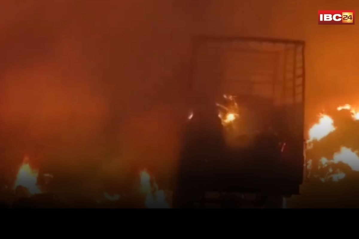 Gujrat News: कचरे के गोदामों में लगी भीषण आग, फायर ब्रिगेड की टीम काबू पाने में जुटी, लोगों ने कहा डरा देने वाला मंजर…