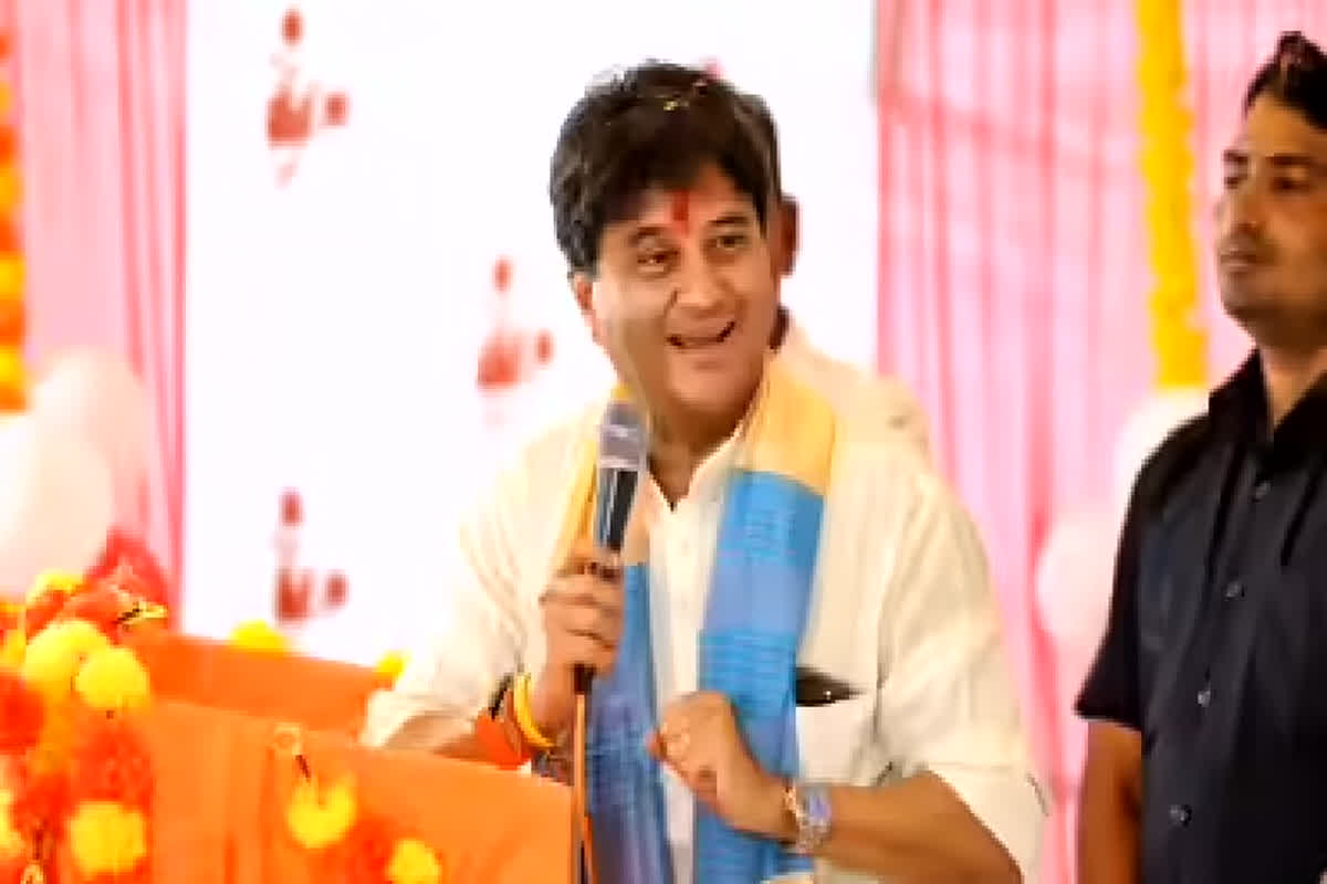 Jyotiraditya Scindia Viral Video: ‘I Love You Too…’ केंद्रीय मंत्री ज्योतिरादित्य सिंधिया ने भरी सभा में किया प्यार का इजहार, सोशल मीडिया पर वायरल हुआ वीडियो