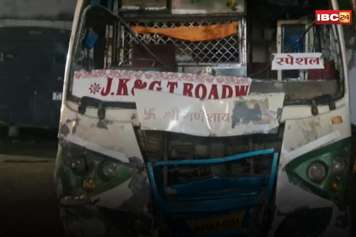 Jabalpur News: दुर्गा पंडाल में हाथ जोड़े बैठे थे भक्त, अचानक पंडाल में घुस गई तेज रफ्तार बस, एक की मौके पर ही मौत…