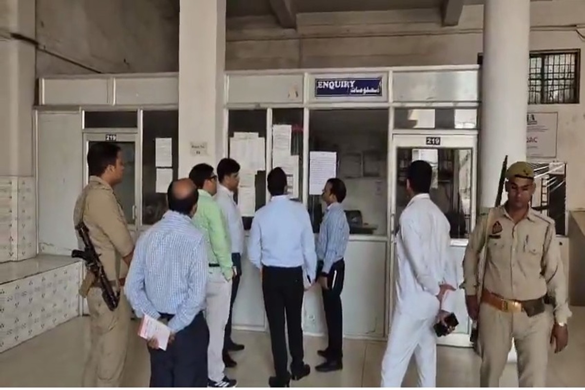 Moradabad News: छात्रा से वर्जिनिटी सर्टिफिकेट मांगना पड़ा भारी, मदरसे की जांच करने पहुंची प्रशासनिक टीम, एक ही कैंपस से पांच संस्थाओं के दस्तावेज जब्त