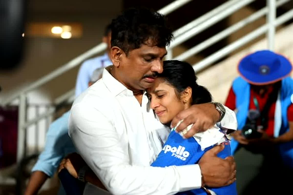 Jemimah Emotional Video: पापा को गले लगाकर रोईं जेमिमा, भारत को सेमीफाइनल पहुंचाने वाली खिलाड़ी का इमोशनल वीडियो वायरल