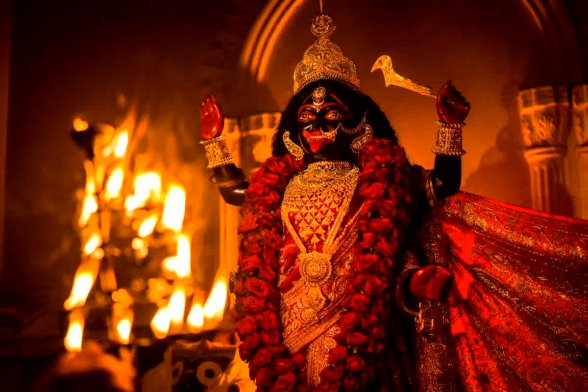 Kali Puja 2025 Amavasya: लक्ष्मी पूजा की रात काली पूजा के दौरान कर रहे थे ऐसा काम, पुलिस ने रंगे हाथों दबोचा, अमावस्या पर काली पूजा का है बेहद खास महत्व