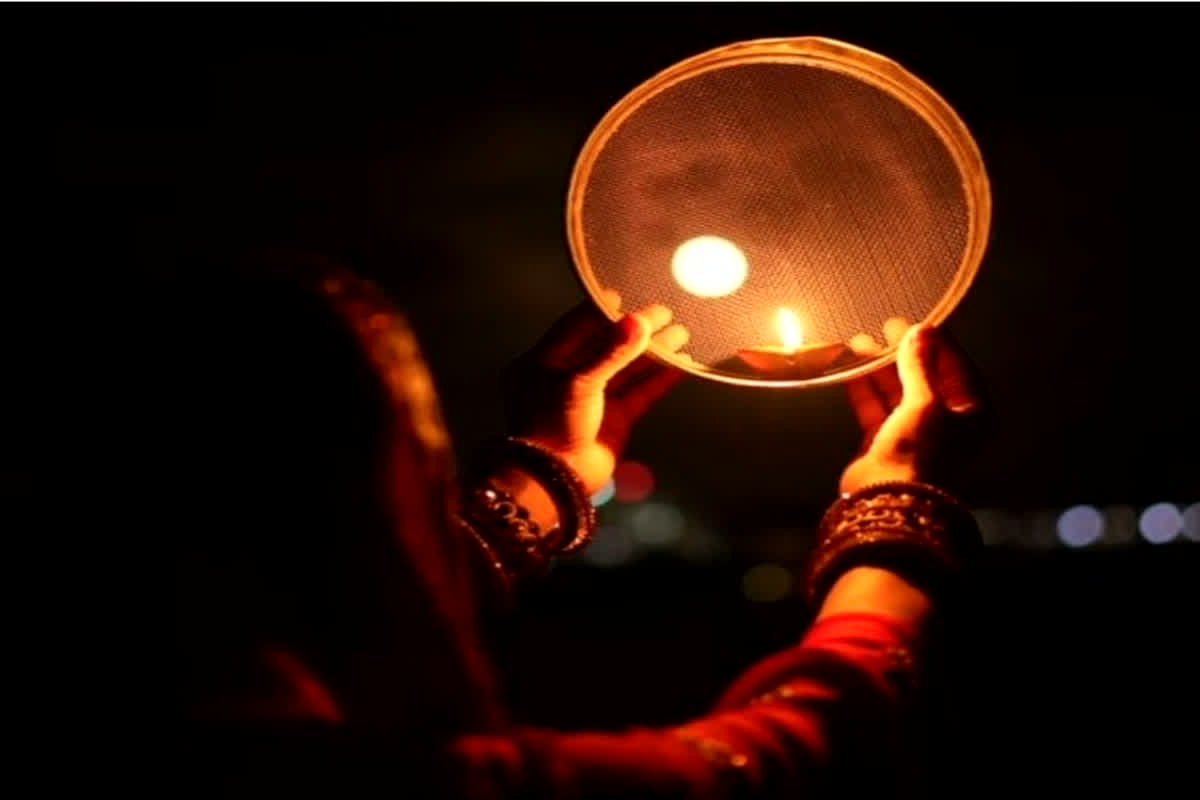Karwa Chauth 2025: करवा चौथ पर आज कितने बजे निकलेगा चांद? जानें पूजा का सही मुहूर्त और पूजन विधि