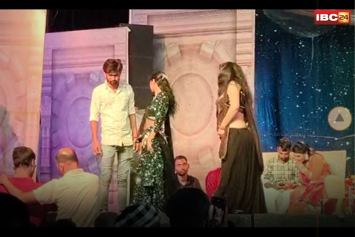 Katni News: जिस मंच में हो रही थी रामलीला, थोड़ी देर बाद बदल गया माहौल, हुआ अश्लील डांस..! वीडियो वयारल…