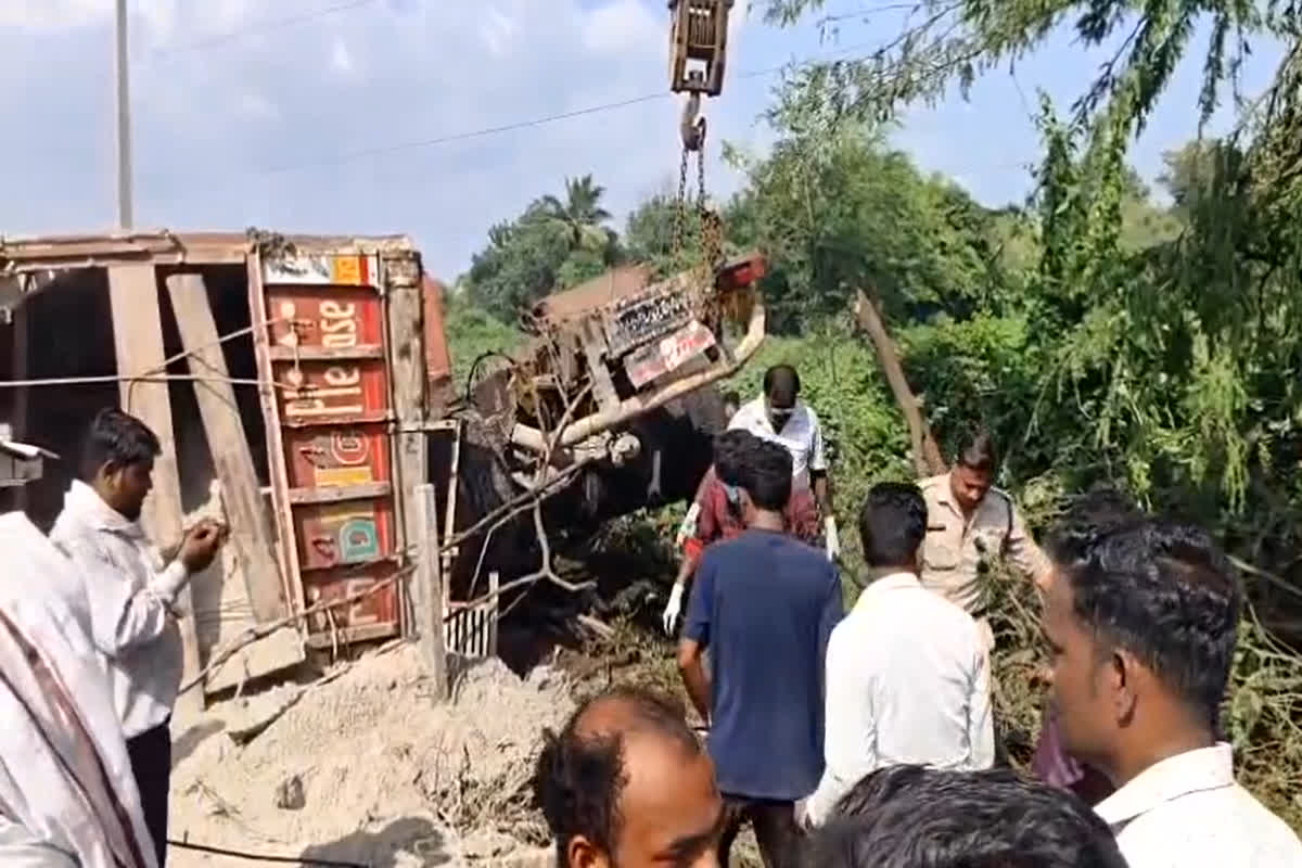 Khandwa Road Accident News: ट्रक से टकराने के बाद इलेक्ट्रिक स्कूटर में लगी आग, दो लोगों की जलकर हुई मौत