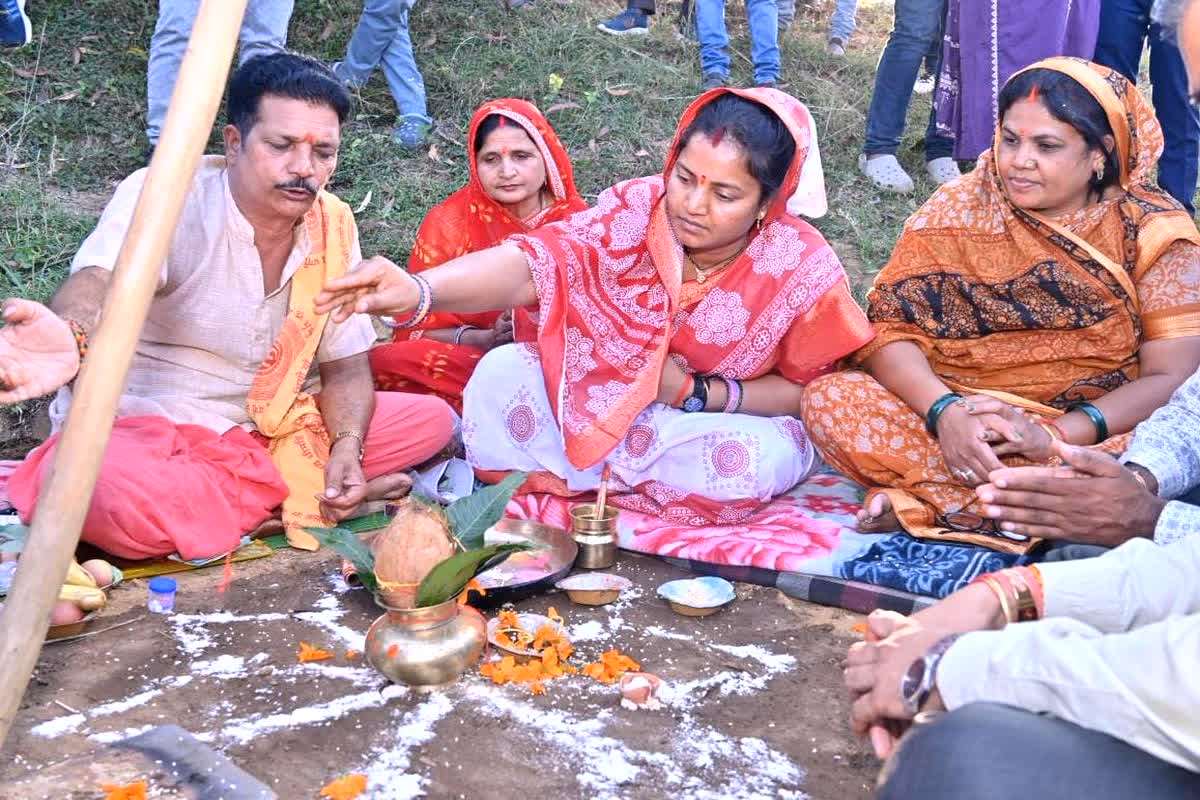 CG News: बैजनाथपुर के हजारों ग्रामीणों को मिलेगा लाभ, मंत्री लक्ष्मी राजवाड़े ने जलाशय जीर्णोद्धार कार्य का किया भूमिपूजन, 222.79 लाख की लागत से होगा मरम्मत कार्य