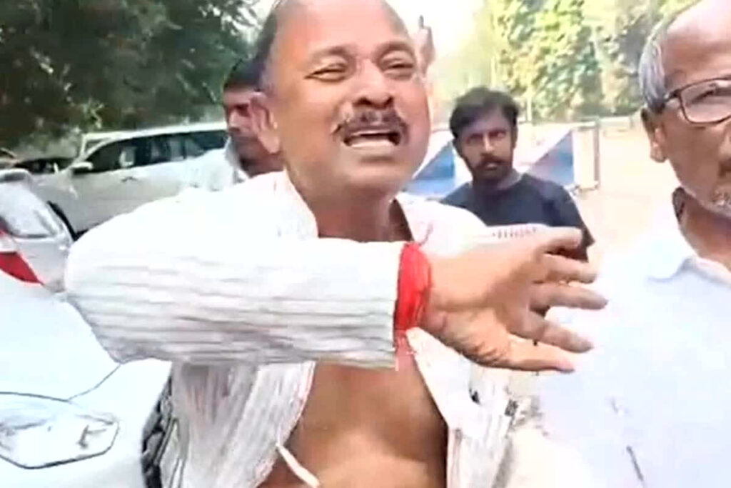 RJD Madan Shah Viral Video: टिकट कटी तो लालू यादव के बंगले के सामने लोट-लोटकर रोने लगे आरजेडी नेता मदन साह / Image: Viral Video