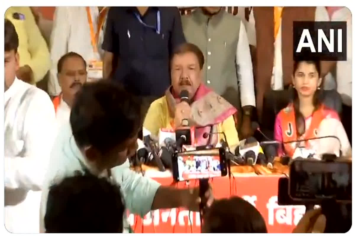 Maithili Thakur joins BJP: लोकगायिका मैथिली ठाकुर बीजेपी में शामिल, इस सीट से लड़ सकती हैं चुनाव