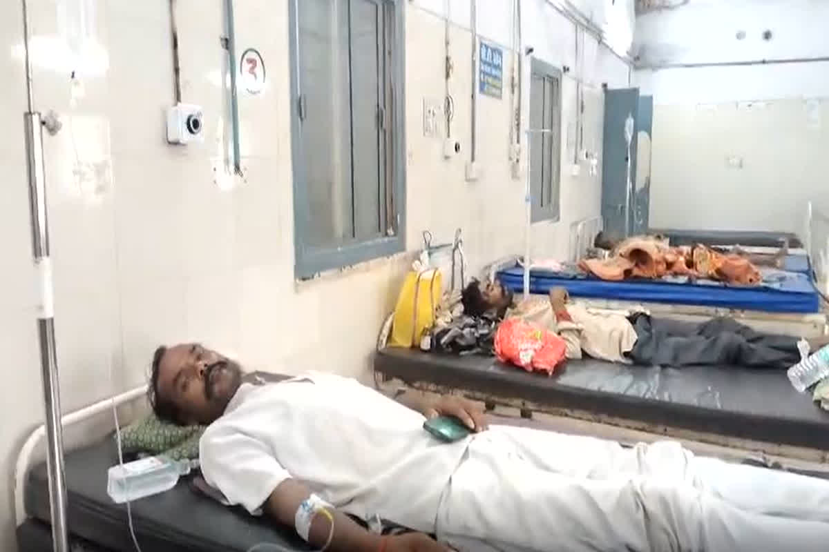 Narsinghpur News: अचानक एक के बाद एक बीमार हुए एक ही गांव के 41 लोग, सभी को अस्पताल में कराया गया भर्ती, मचा हड़कंप