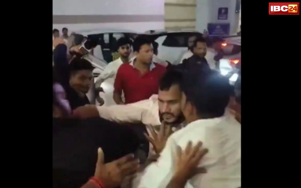 Patna News: पटना एयरपोर्ट बना अखाड़ा… कार्यकर्ताओं के बीच लात-घूसे, नेताओं के सामने किया हाई वोल्टेज हंगामा…